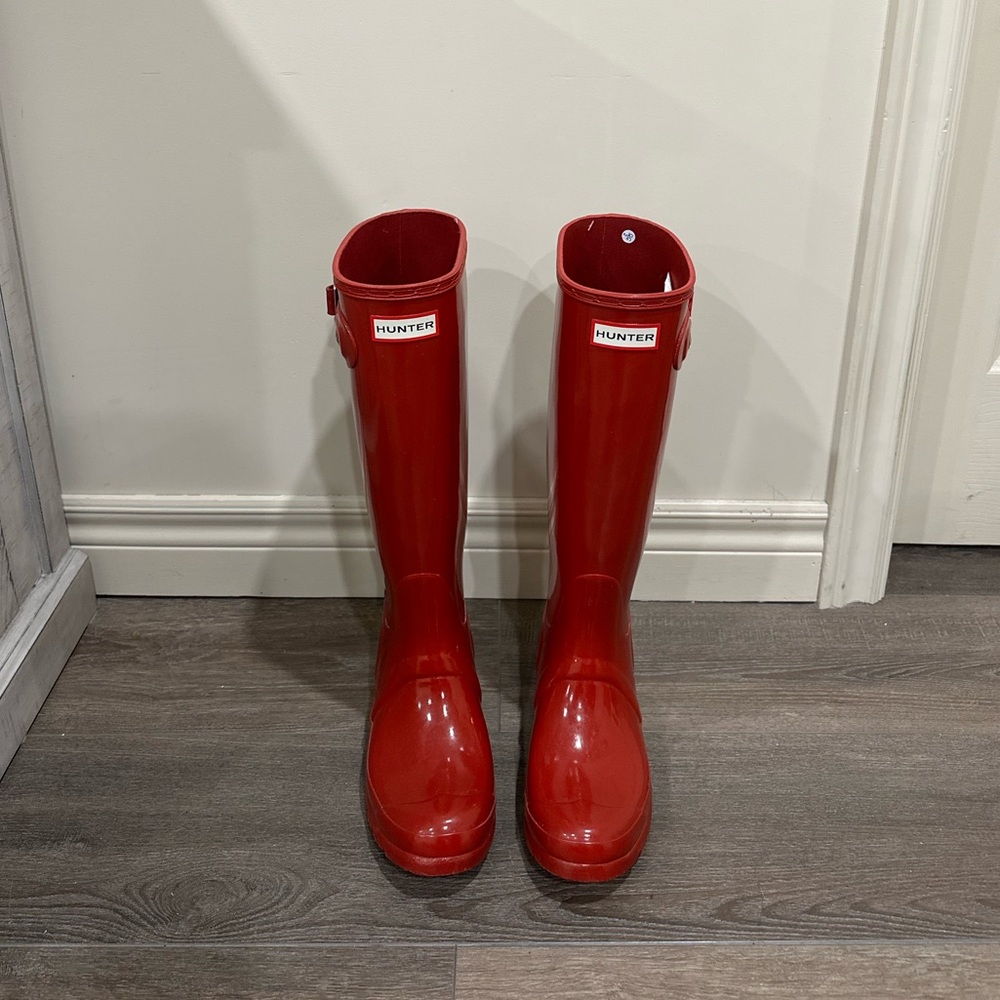 Hunter Tall Gloss Red Rain Boots - Size 6